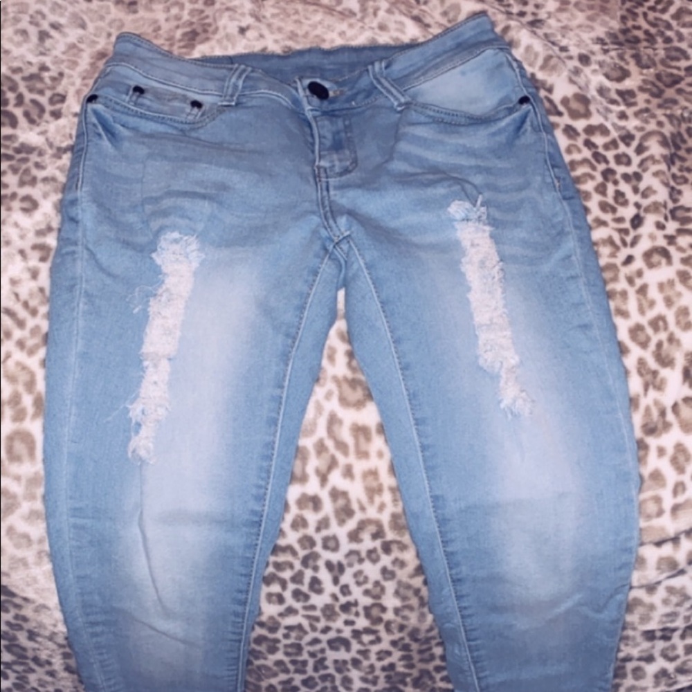 Light washed distressed jeans 💗